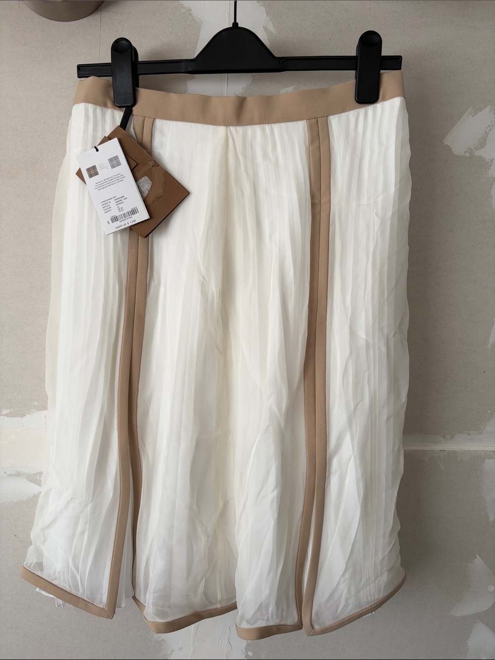 NWT Burberry Ivory Pleated Skirt with Tan Trim size 8